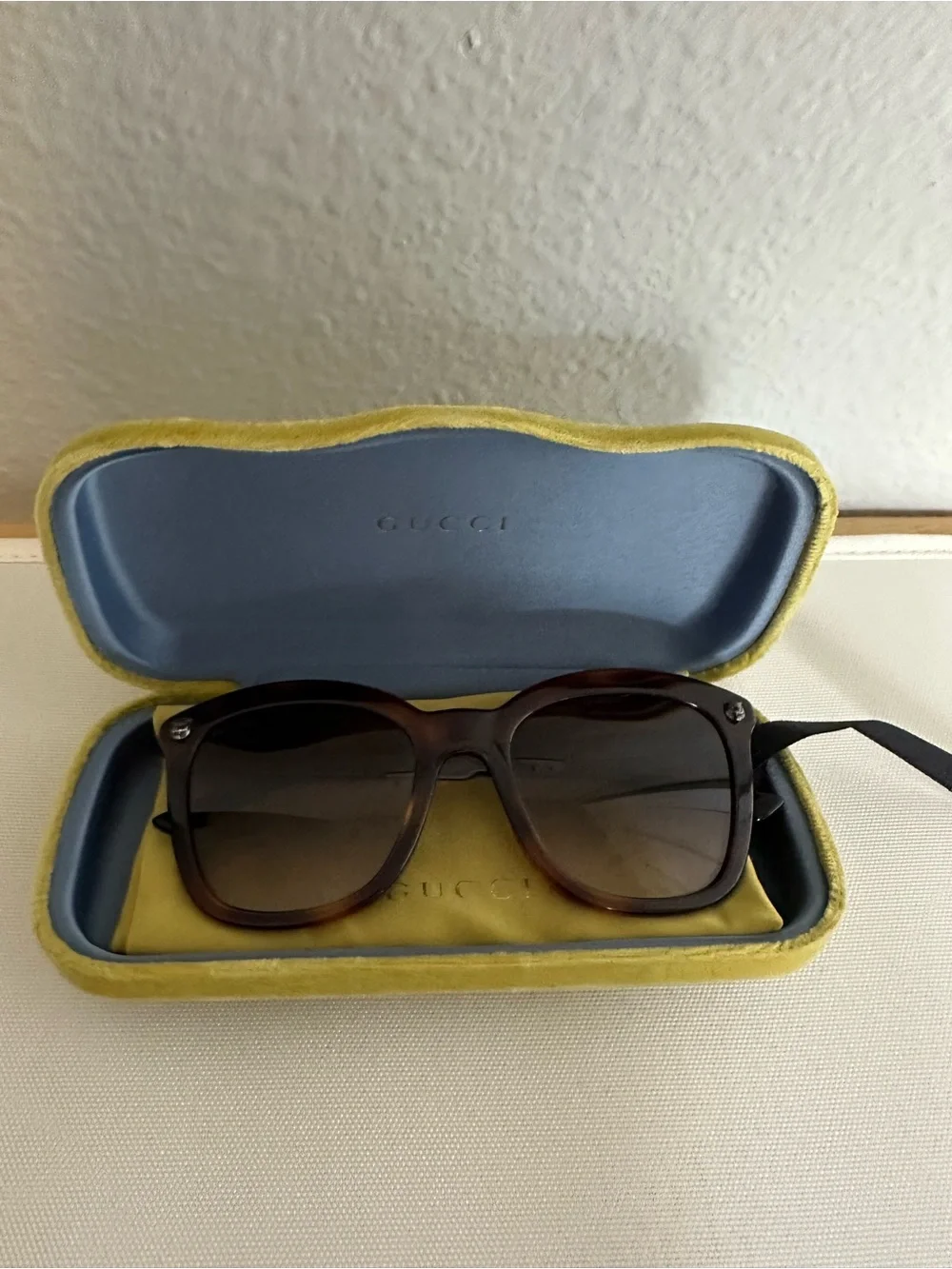Gucci women’s Tortoiseshell Brown Sunglasses with Dark Lenses